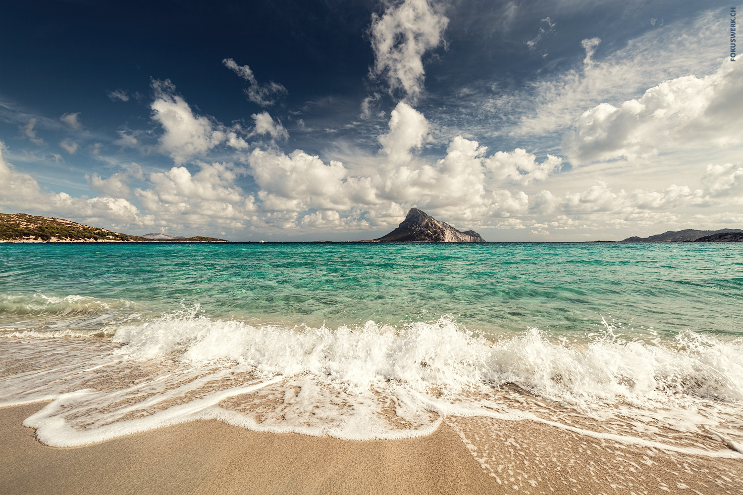 Isola Molara vom Strand von Porto Taverna aus